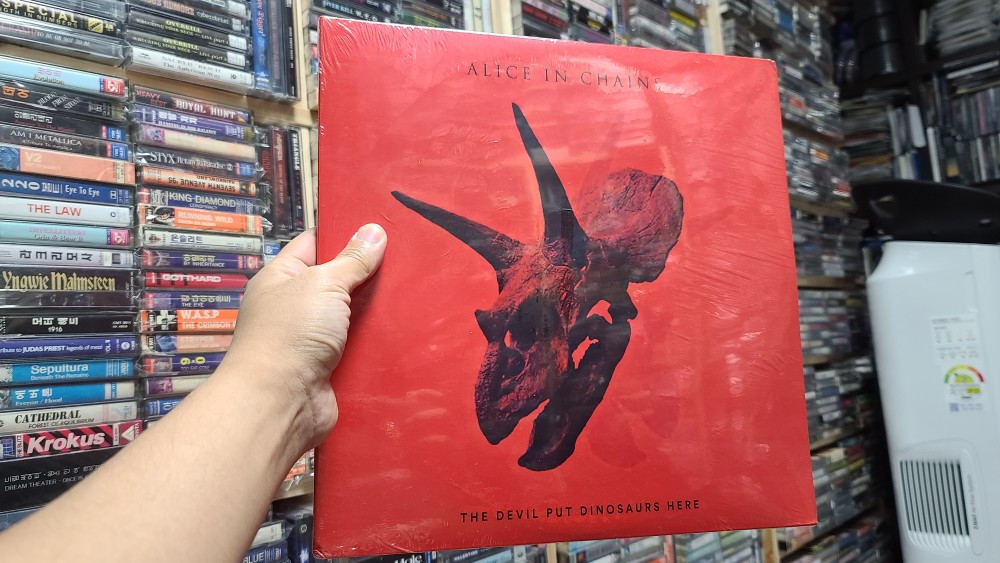 Devil Put Dinosaurs Here' Hits A 10: Heavy Metal Band 'Alice In